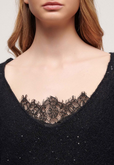 Товар черного цвета с внутренней стороны