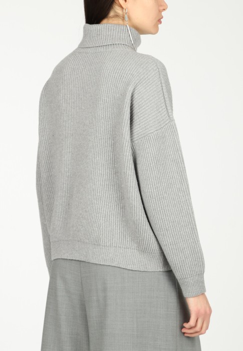 Товар серого цвета с внутренней стороны