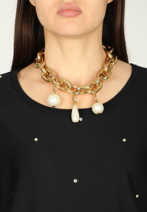 Товар черного цвета с внутренней стороны