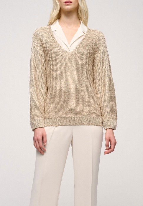 Товар бежевого цвета с внутренней стороны