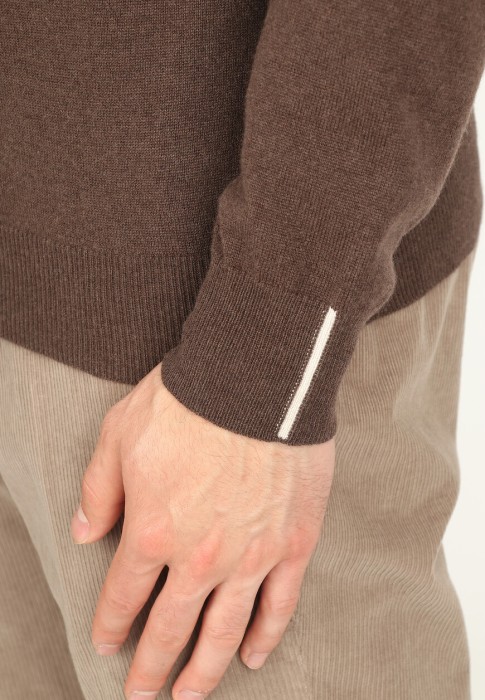 Товар коричневого цвета с внутренней стороны