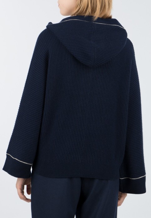 Товар синего цвета с внутренней стороны