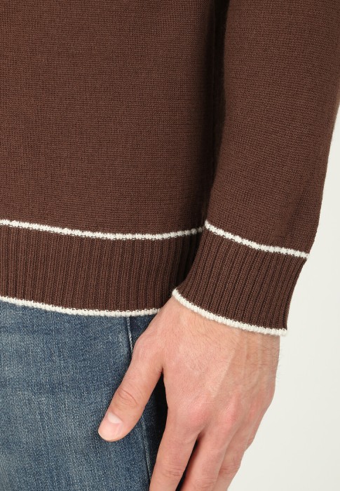 Товар коричневого цвета с внутренней стороны