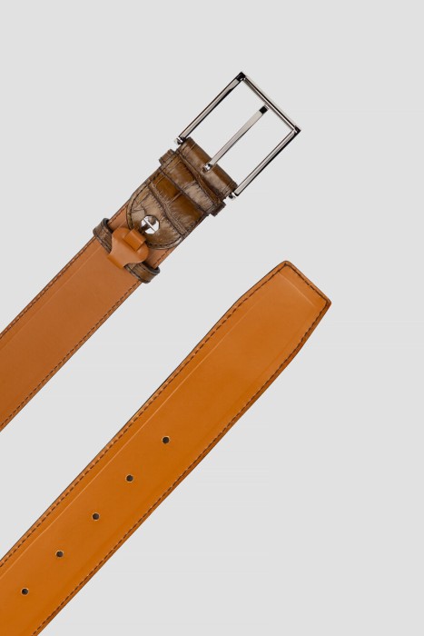 Товар коричневого цвета с внутренней стороны