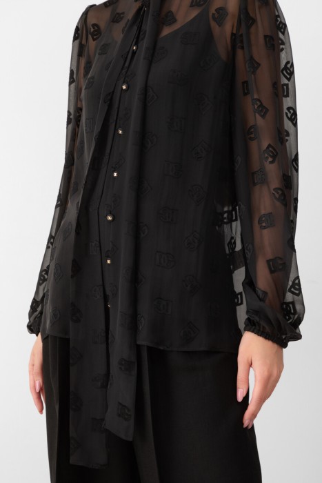 Товар черного цвета с внутренней стороны