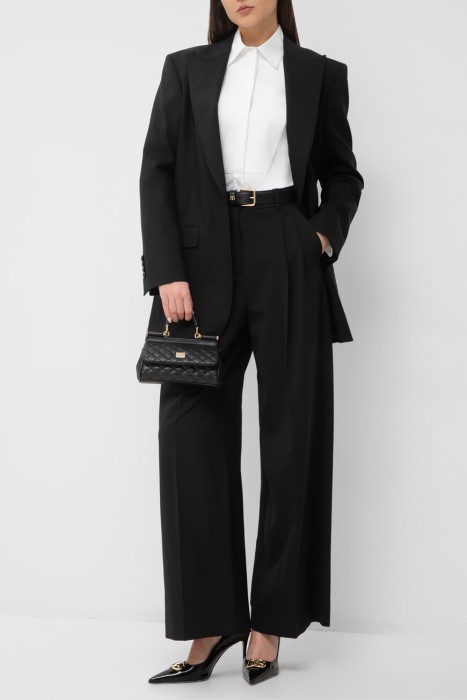 Товар белого цвета с внутренней стороны