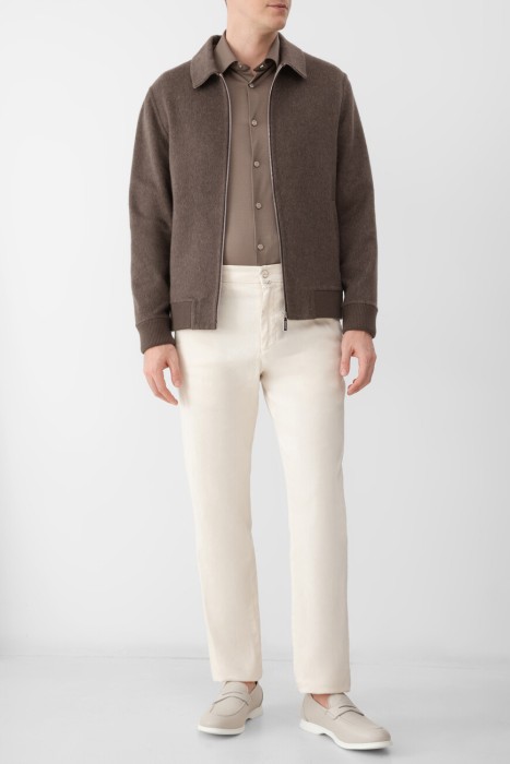 Товар бежевого цвета с внутренней стороны