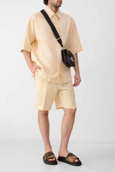 Товар желтого цвета с внутренней стороны