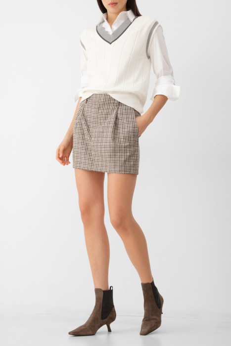 Товар белого цвета с внутренней стороны