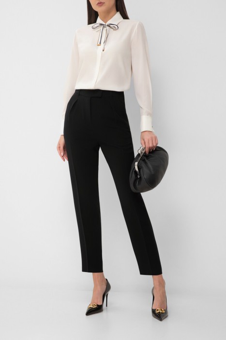 Товар белого цвета с внутренней стороны