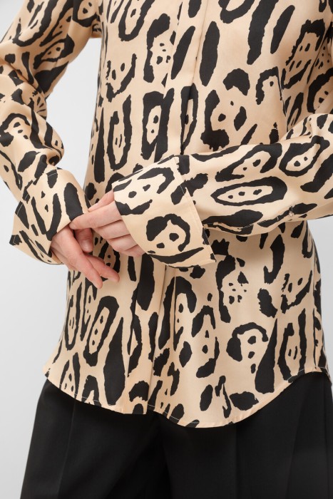 Товар бежевого цвета с внутренней стороны