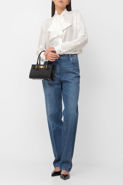 Товар белого цвета с внутренней стороны