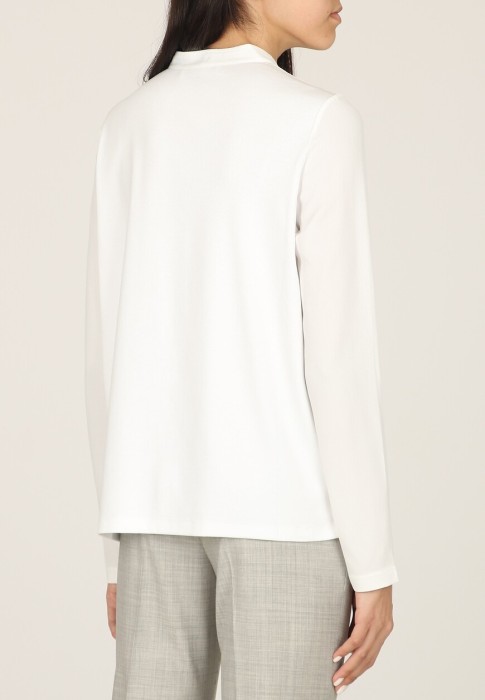 Товар белого цвета с внутренней стороны