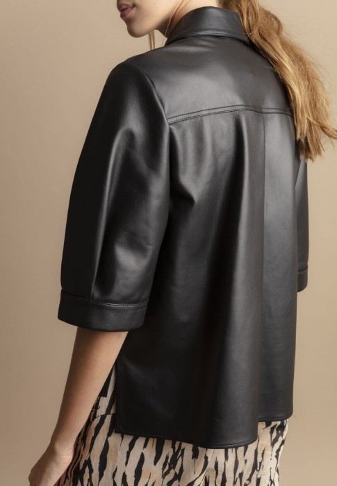 Товар черного цвета с внутренней стороны