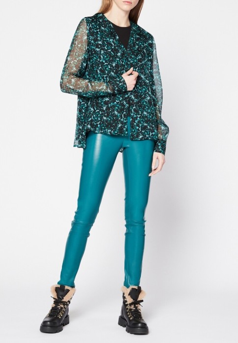 Товар зеленого цвета с внутренней стороны