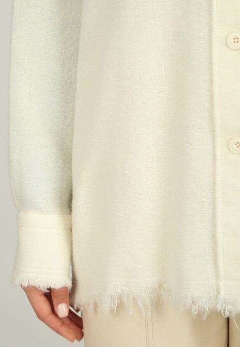 Товар белого цвета с внутренней стороны