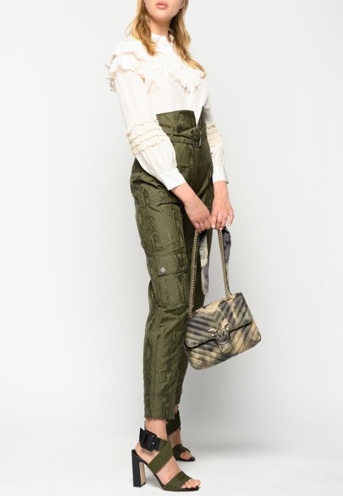 Товар бежевого цвета с внутренней стороны