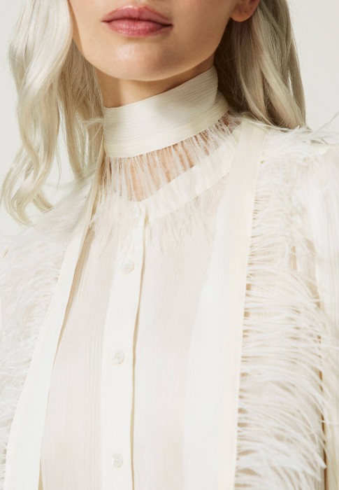 Товар белого цвета с внутренней стороны