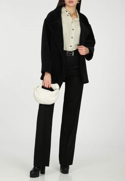 Товар белого цвета с внутренней стороны