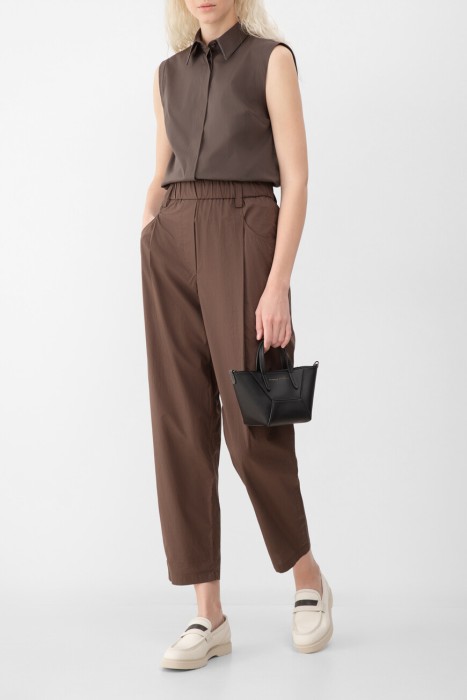 Товар коричневого цвета с внутренней стороны