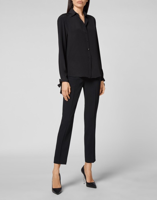 Товар черного цвета с внутренней стороны