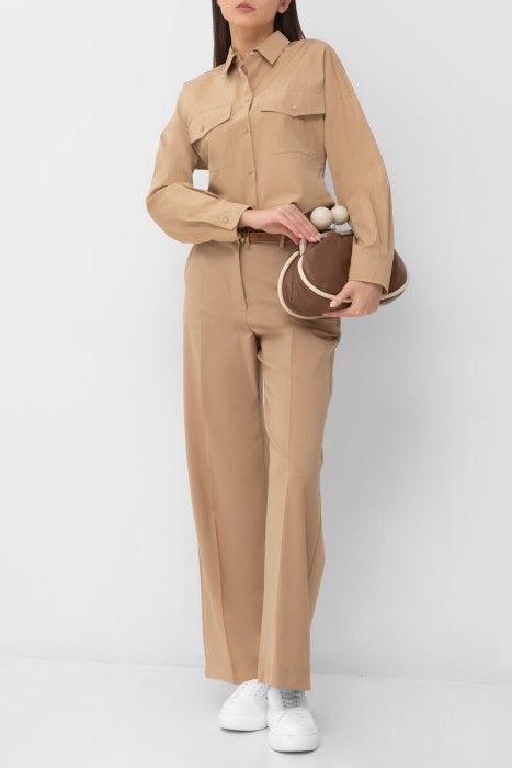 Товар бежевого цвета с внутренней стороны