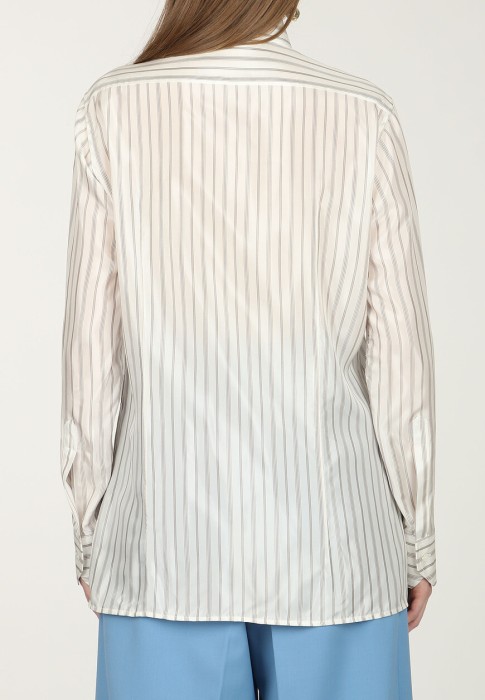 Товар бежевого цвета с внутренней стороны