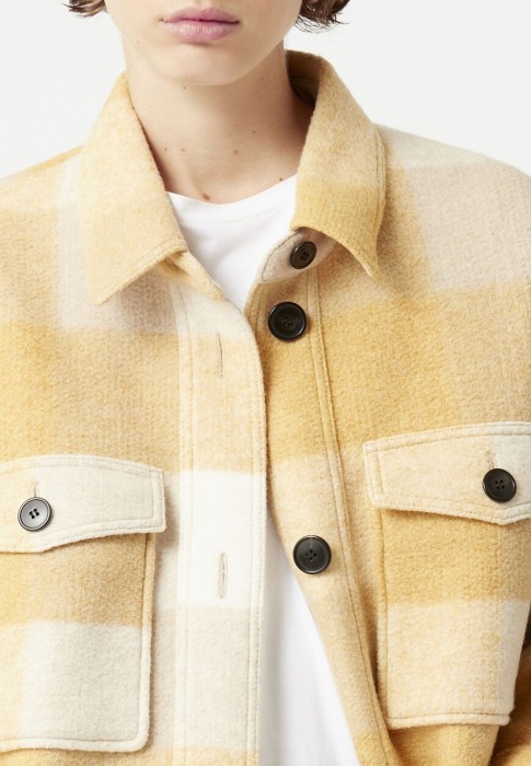 Товар желтого цвета с внутренней стороны