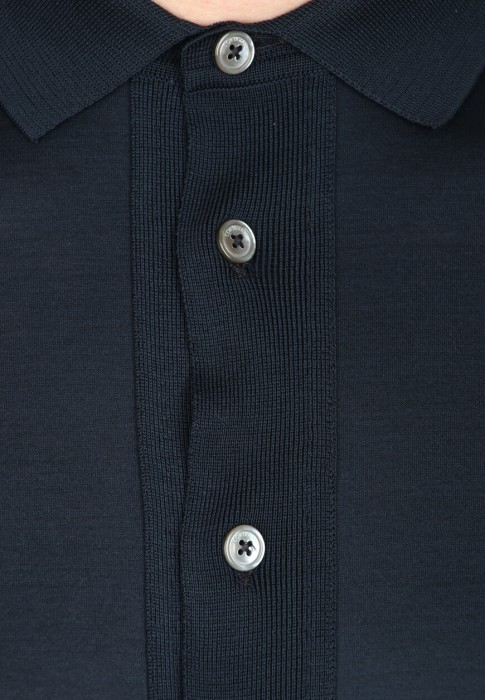 Товар синего цвета с внутренней стороны