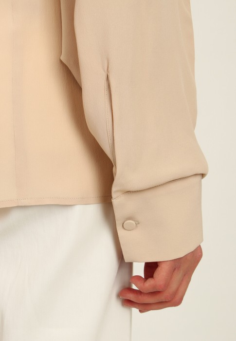 Товар бежевого цвета с внутренней стороны