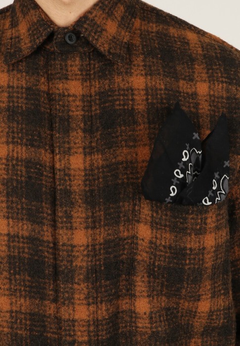 Товар коричневого цвета с внутренней стороны