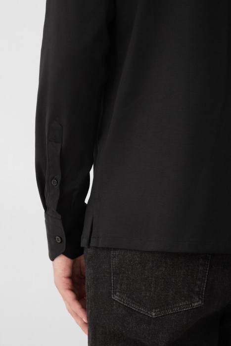 Товар черного цвета с внутренней стороны