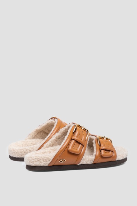 Товар коричневого цвета с внутренней стороны