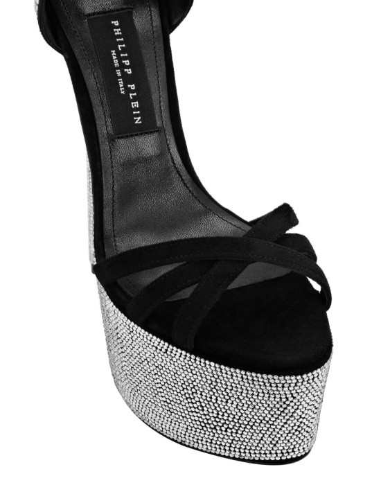 Товар белого цвета с внутренней стороны