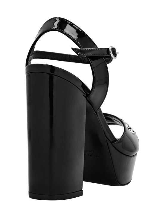 Товар черного цвета с внутренней стороны