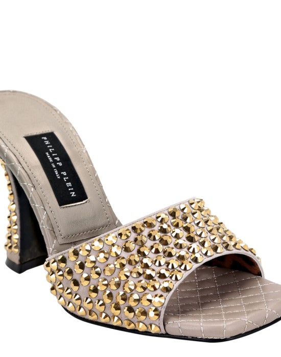 Товар бежевого цвета с внутренней стороны