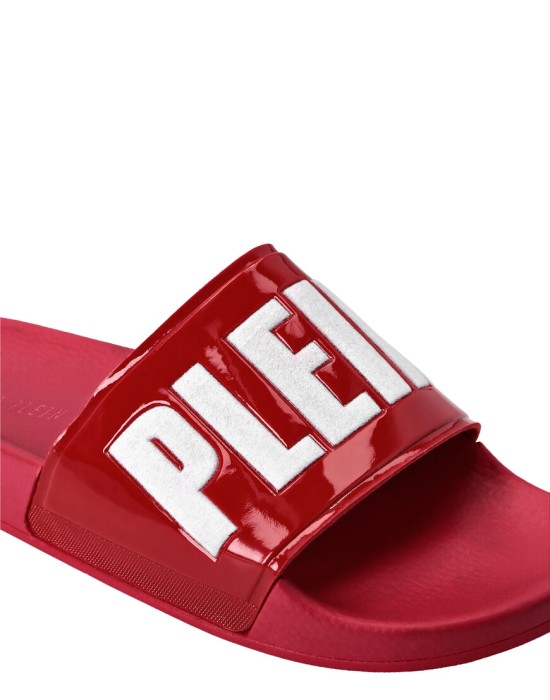 Товар красного цвета с внутренней стороны