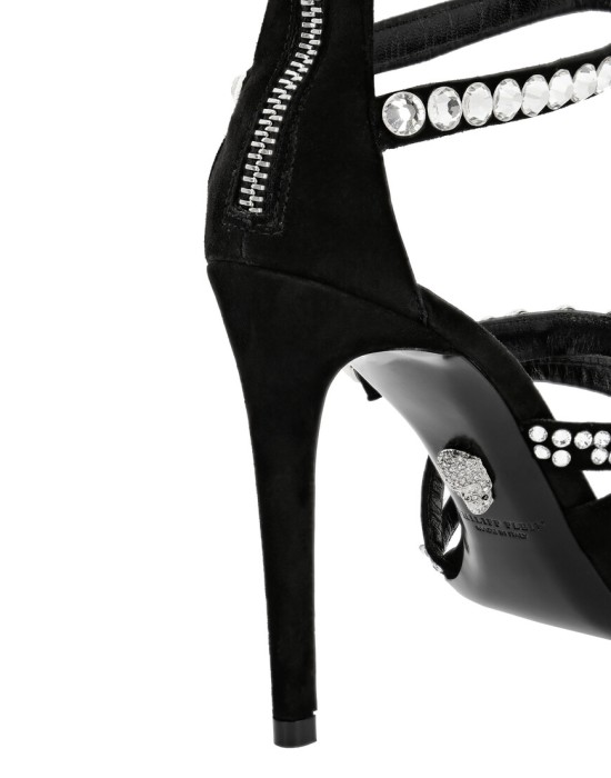 Товар черного цвета с внутренней стороны