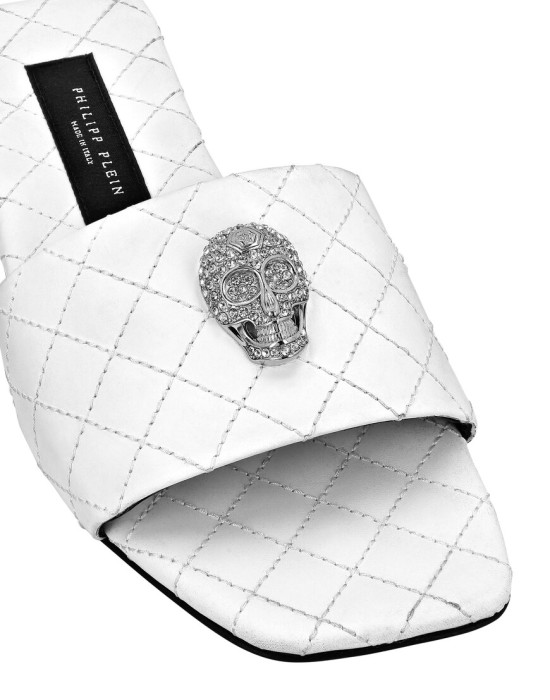 Товар белого цвета с внутренней стороны