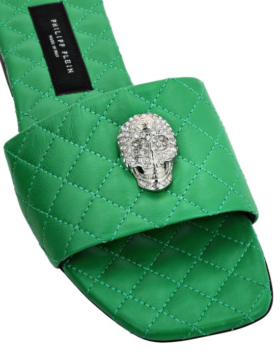 Товар зеленого цвета с внутренней стороны