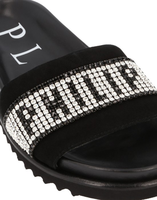 Товар черного цвета с внутренней стороны