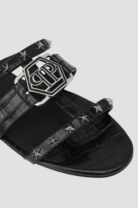 Товар черного цвета с внутренней стороны