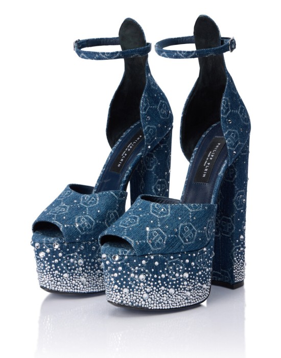 Товар голубого цвета с внутренней стороны