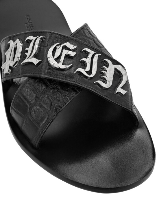 Товар черного цвета с внутренней стороны