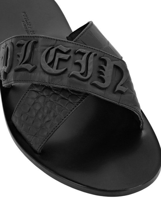 Товар черного цвета с внутренней стороны