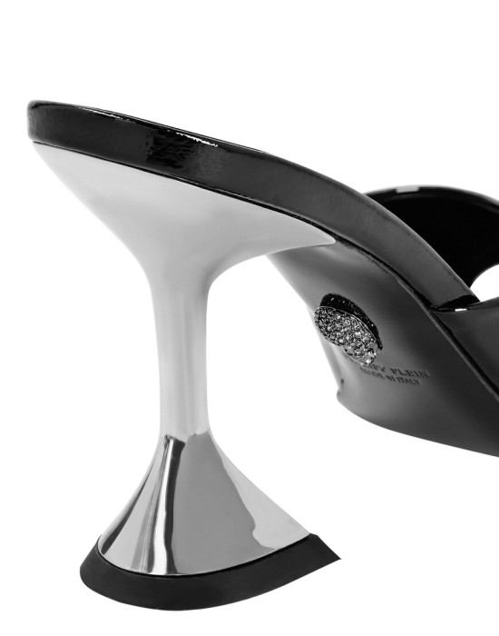 Товар черного цвета с внутренней стороны