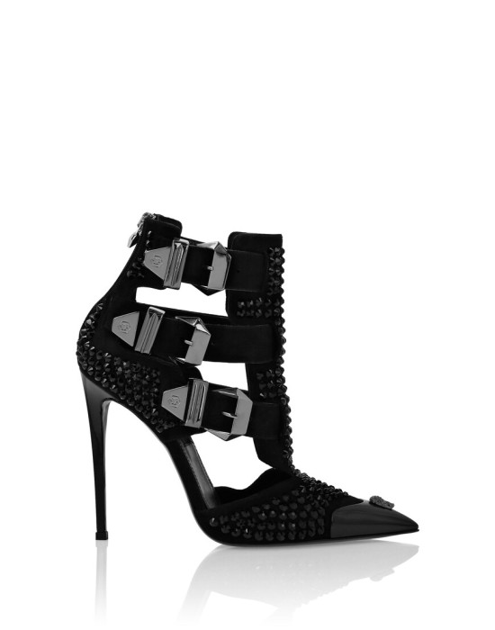 Товар черного цвета с внутренней стороны