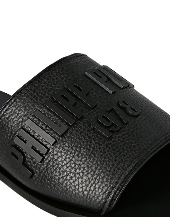 Товар черного цвета с внутренней стороны