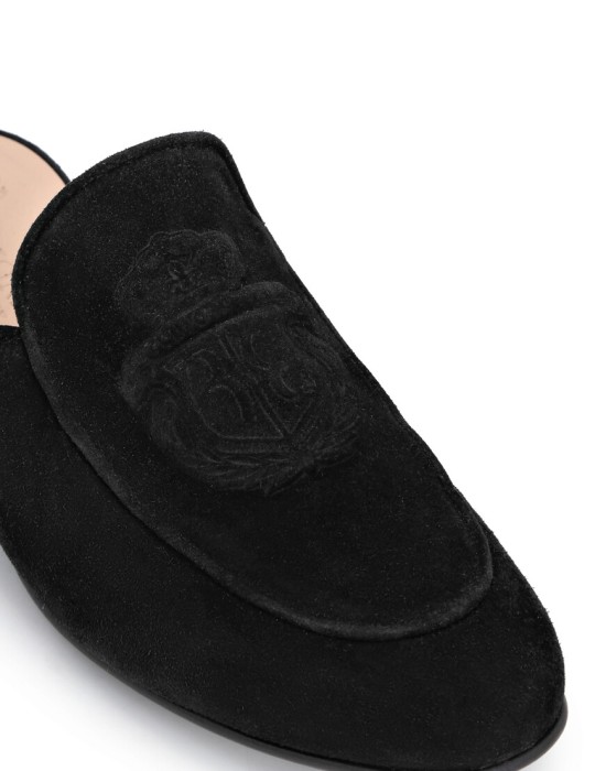 Товар черного цвета с внутренней стороны