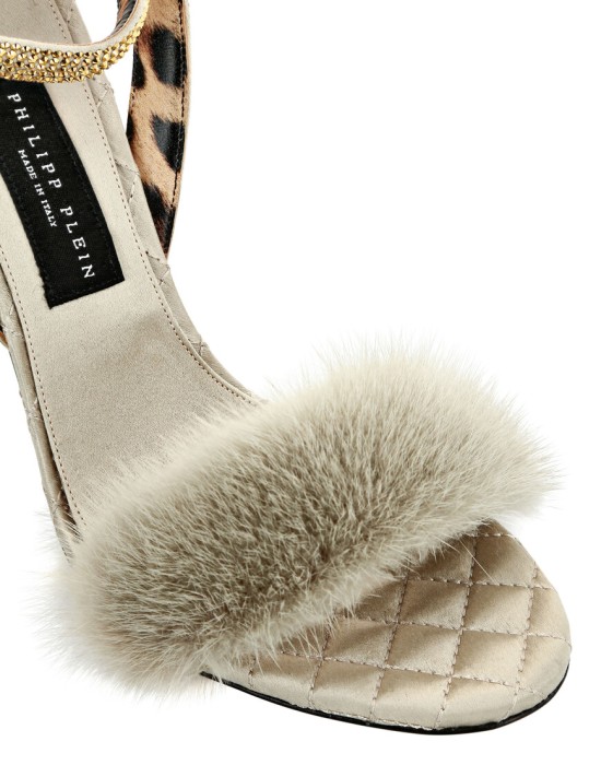 Товар золотого цвета с внутренней стороны